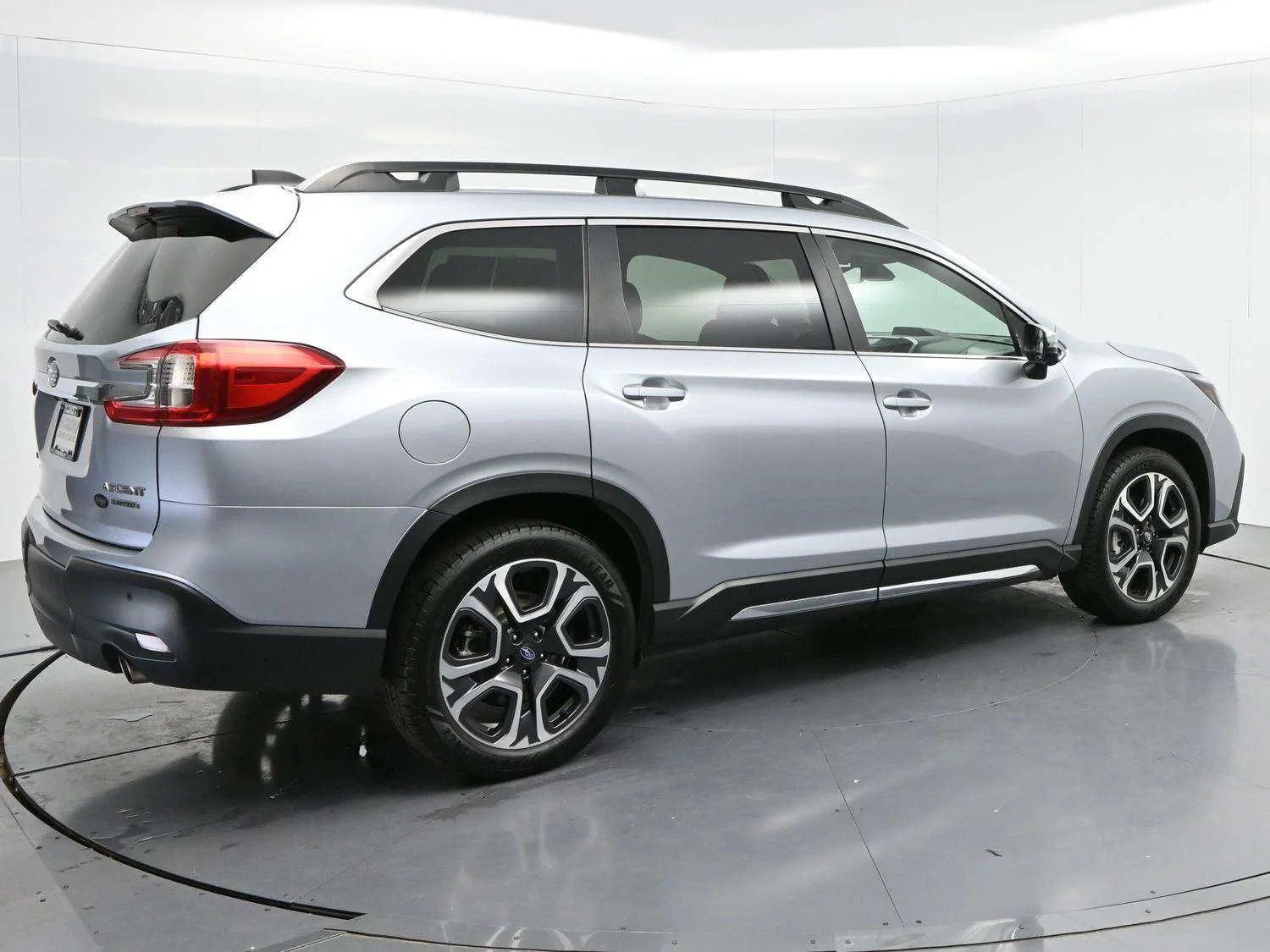 Used 2023 Ice Silver Metallic Subaru Limited image 7