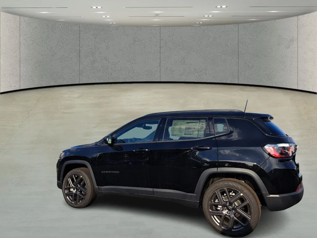 New 2026 Diamond Black Crystal Pearl-Coat Exterior Paint Jeep Latitude image 6