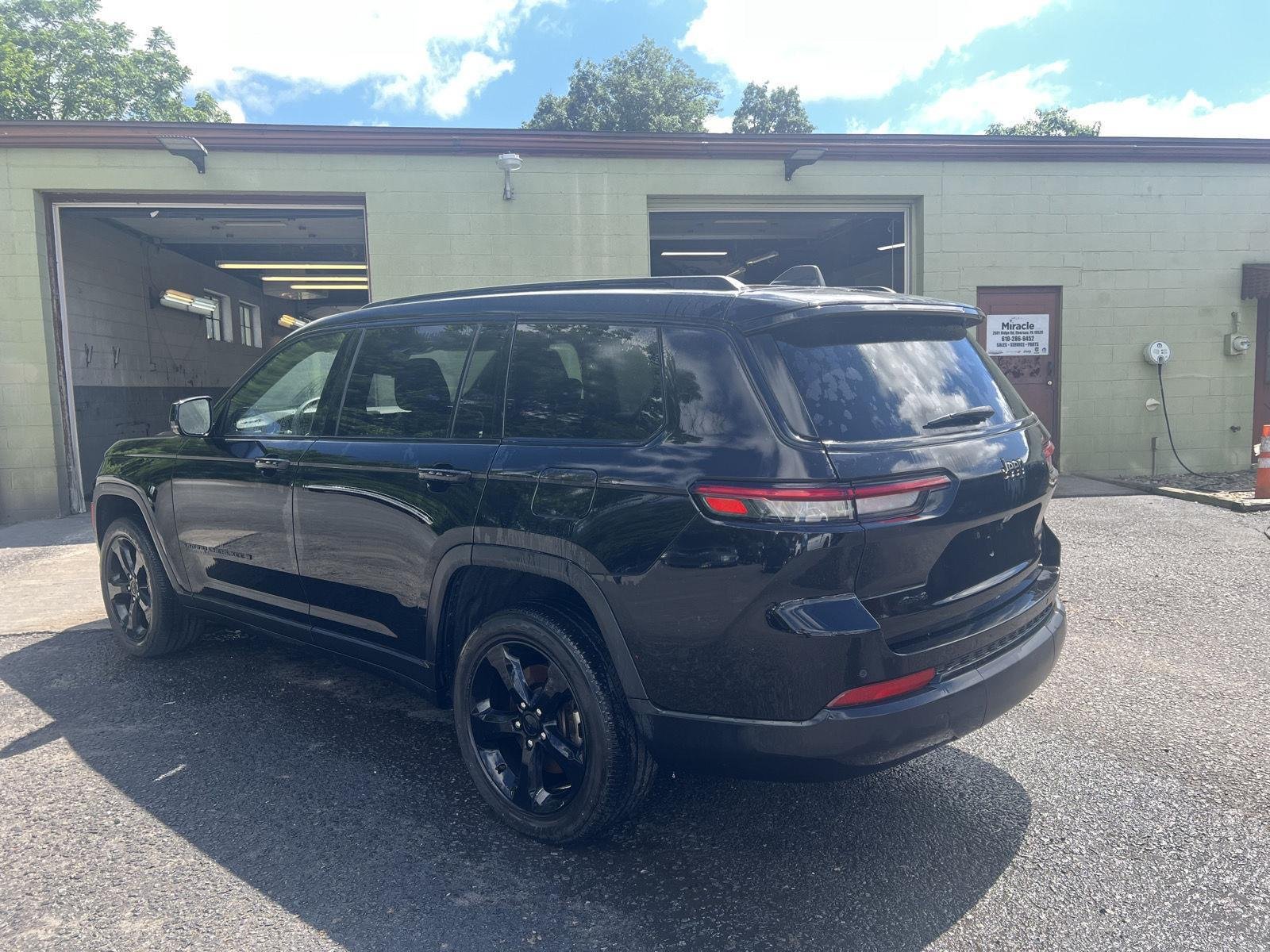 Used 2023 Diamond Black Crystal Pearlcoat Jeep Altitude X image 5