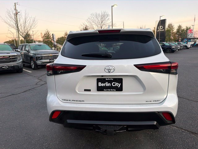 New 2026 Wind Chill Pearl <sup>1</sup> Toyota  XLE image 7