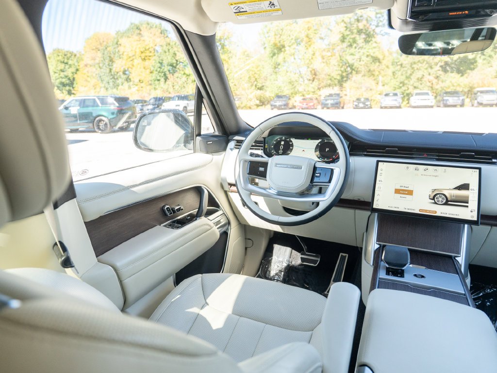 Used 2024 White Land Rover SE image 19