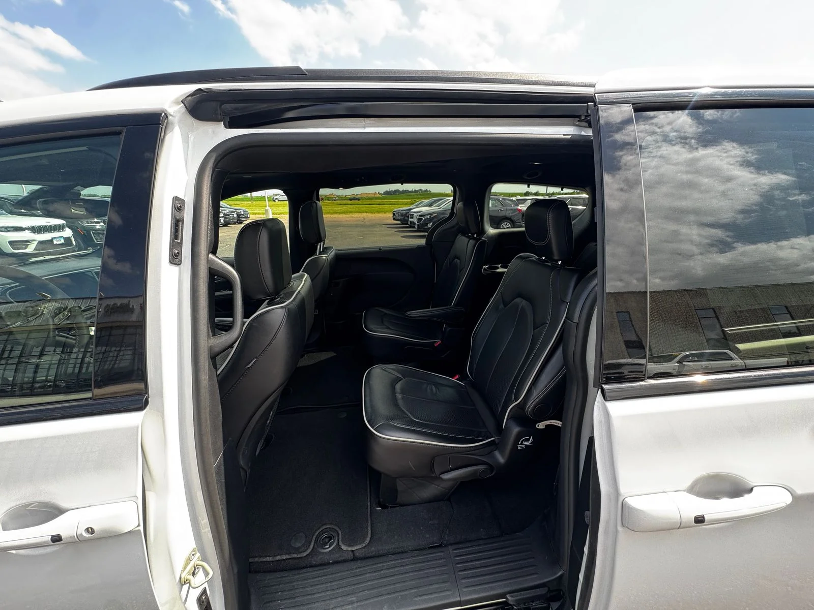 Used 2025 Bright White Clearcoat Chrysler Limited image 11