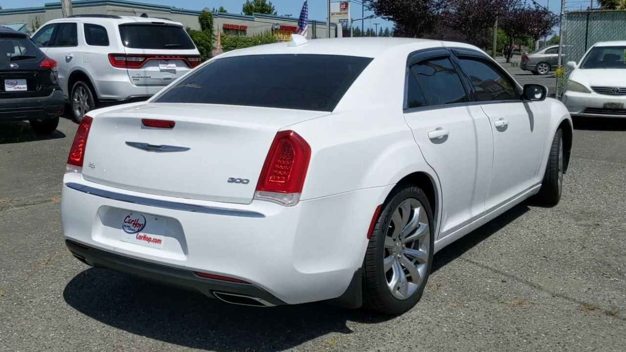 2016 Chrysler 300 Limited photo 2