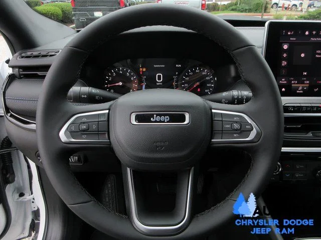 New 2026 Bright White Clear-Coat Exterior Paint Jeep Latitude image 9