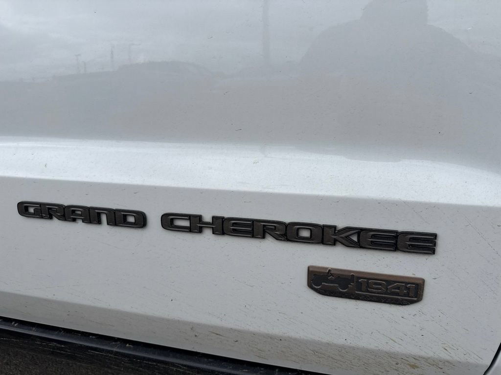 Used 2016 Bright White Clearcoat Jeep Limited image 17