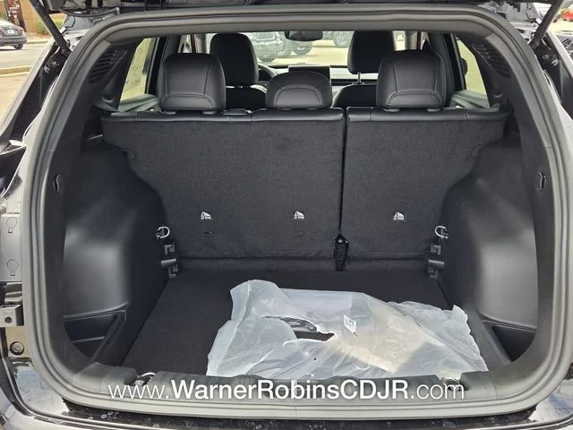 New 2026 Diamond Black Crystal Pearl-Coat Exterior Paint Jeep Latitude image 12