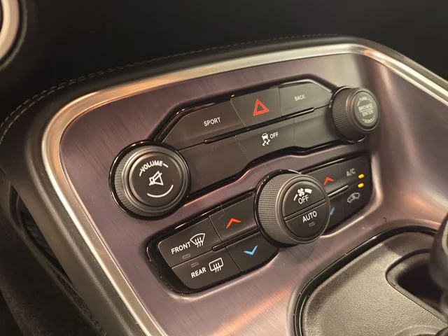 Used 2015 Pitch Black Clearcoat Dodge SXT image 18
