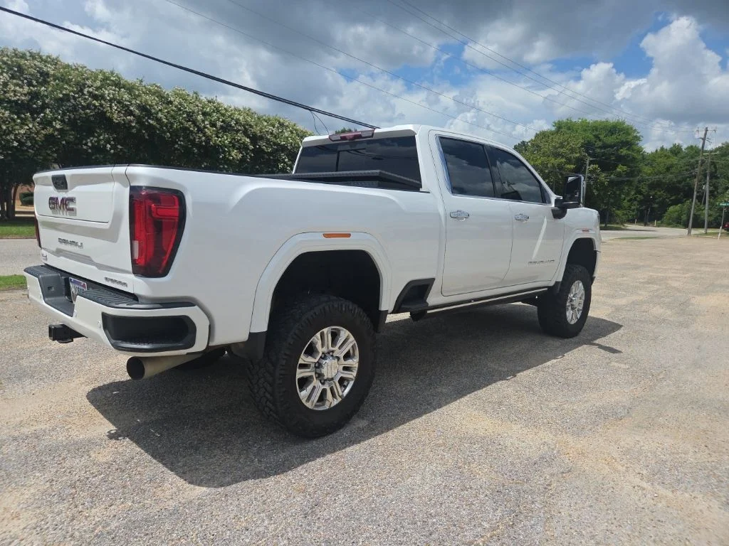 Used 2022 White GMC Denali image 10