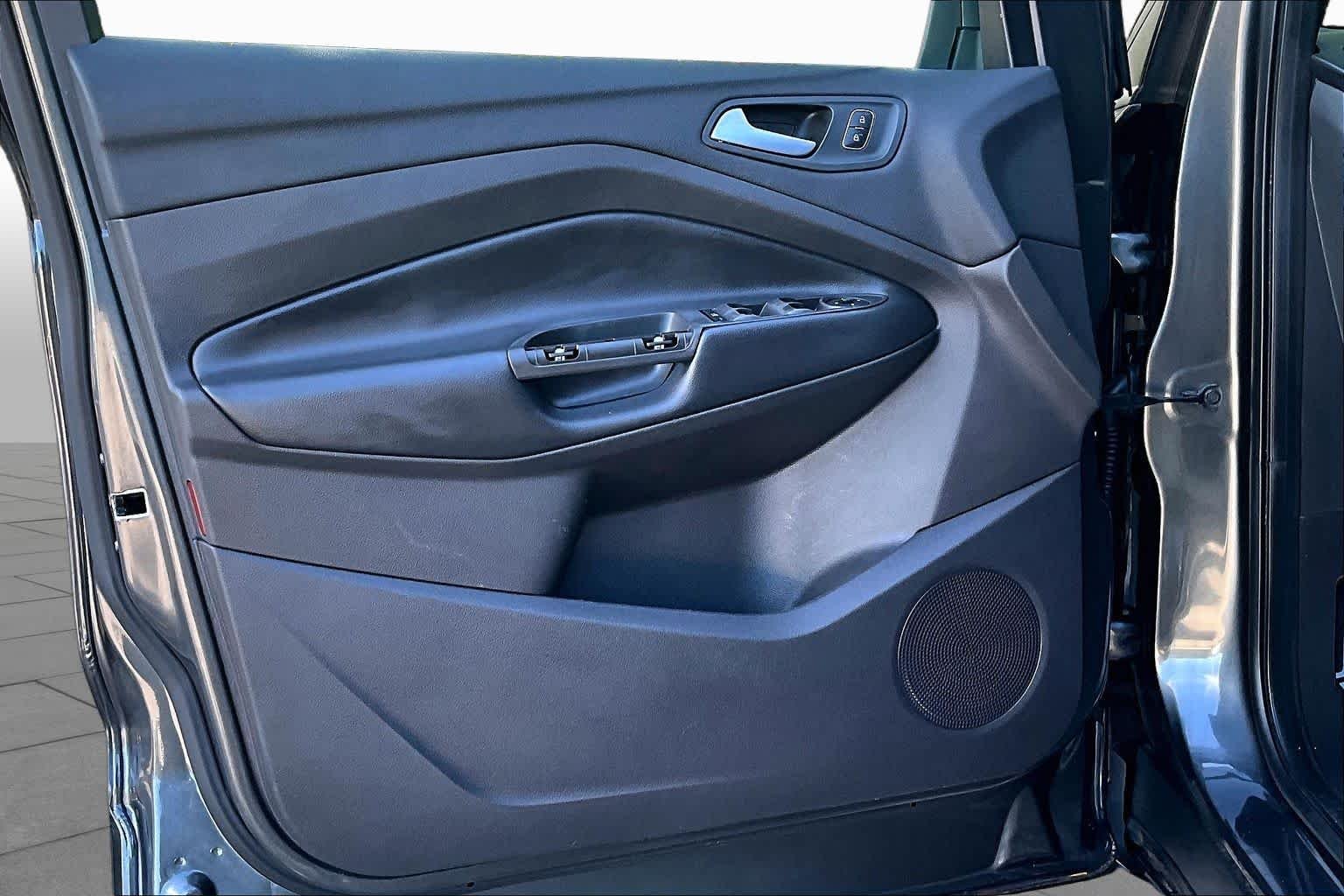 Used 2019 Magnetic Metallic Ford SE image 22