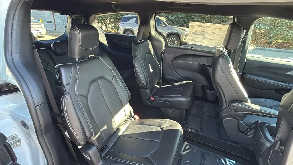 2026 Chrysler Pacifica Select - Photo 29