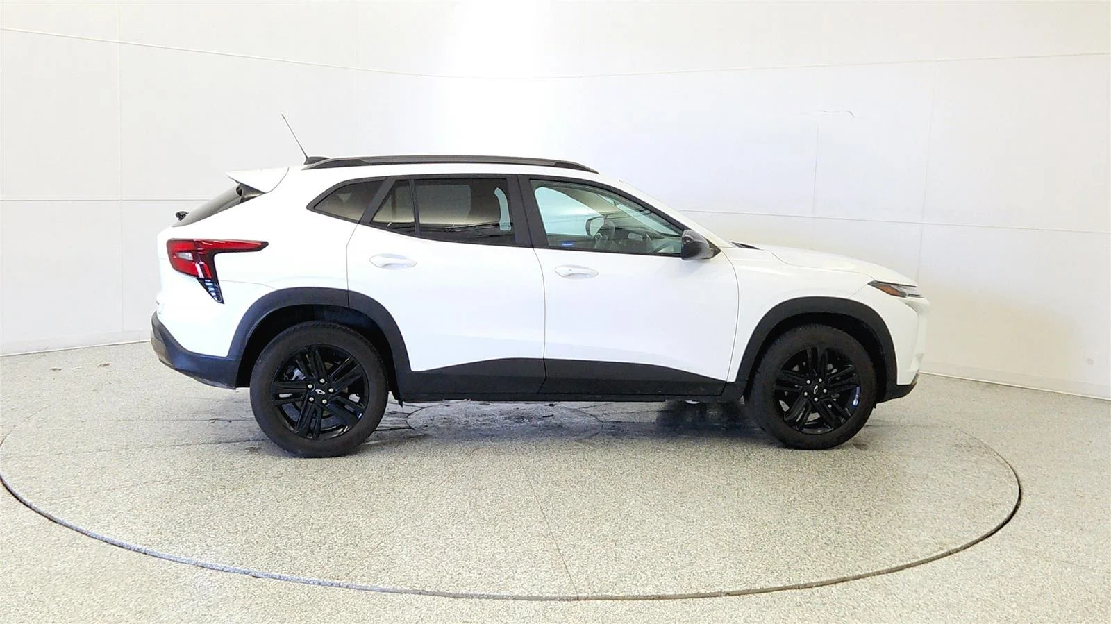 Used 2025 Summit White Chevrolet ACTIV image 8