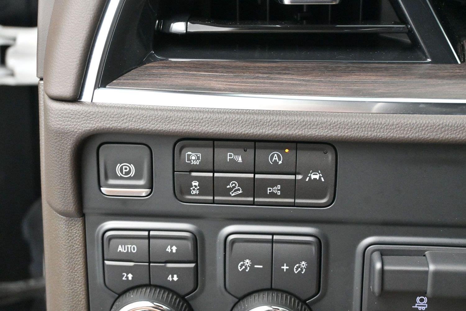 Used 2025 Iridescent Pearl Tricoat Chevrolet Z71 image 25