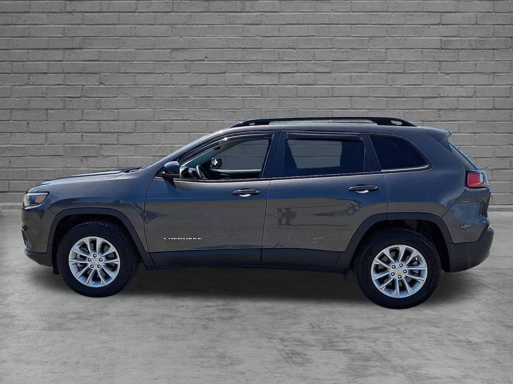 Used 2022 Granite Crystal Metallic Clearcoat Jeep Latitude Lux image 7