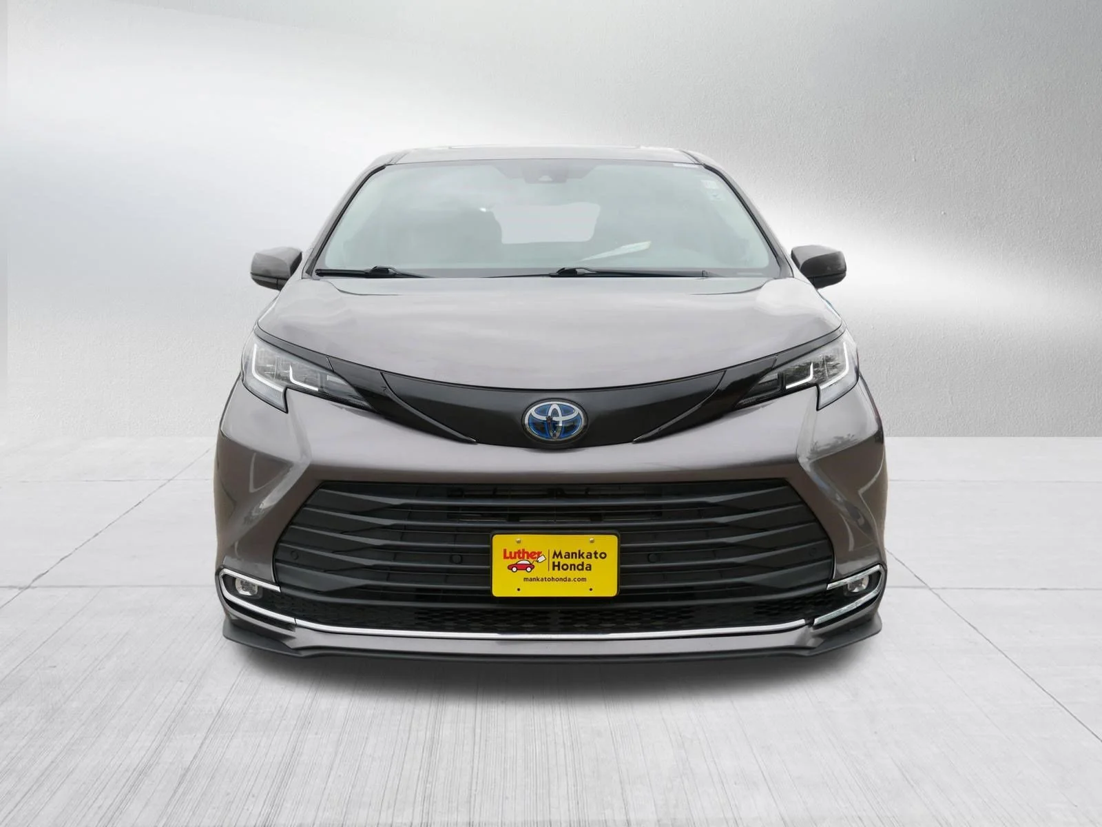 Used 2021 Toyota Sienna XLE with VIN 5TDJSKFC4MS035218 for sale in Mankato, Minnesota