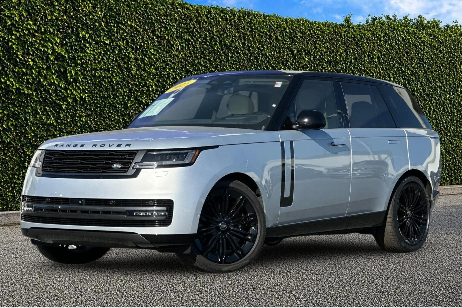 Used 2025  Land Rover SE image 8
