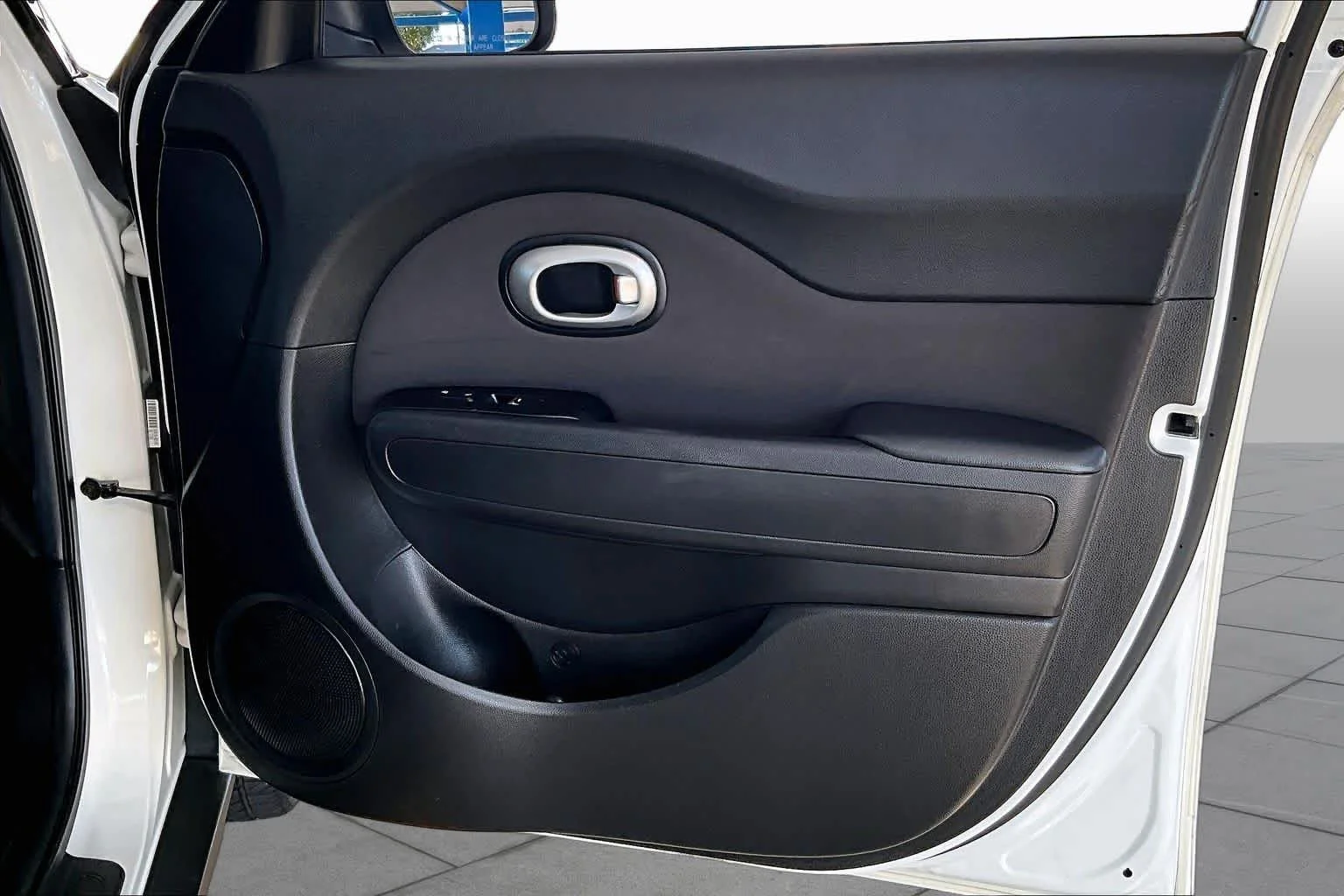 Used 2018 Clear White Kia Base image 22