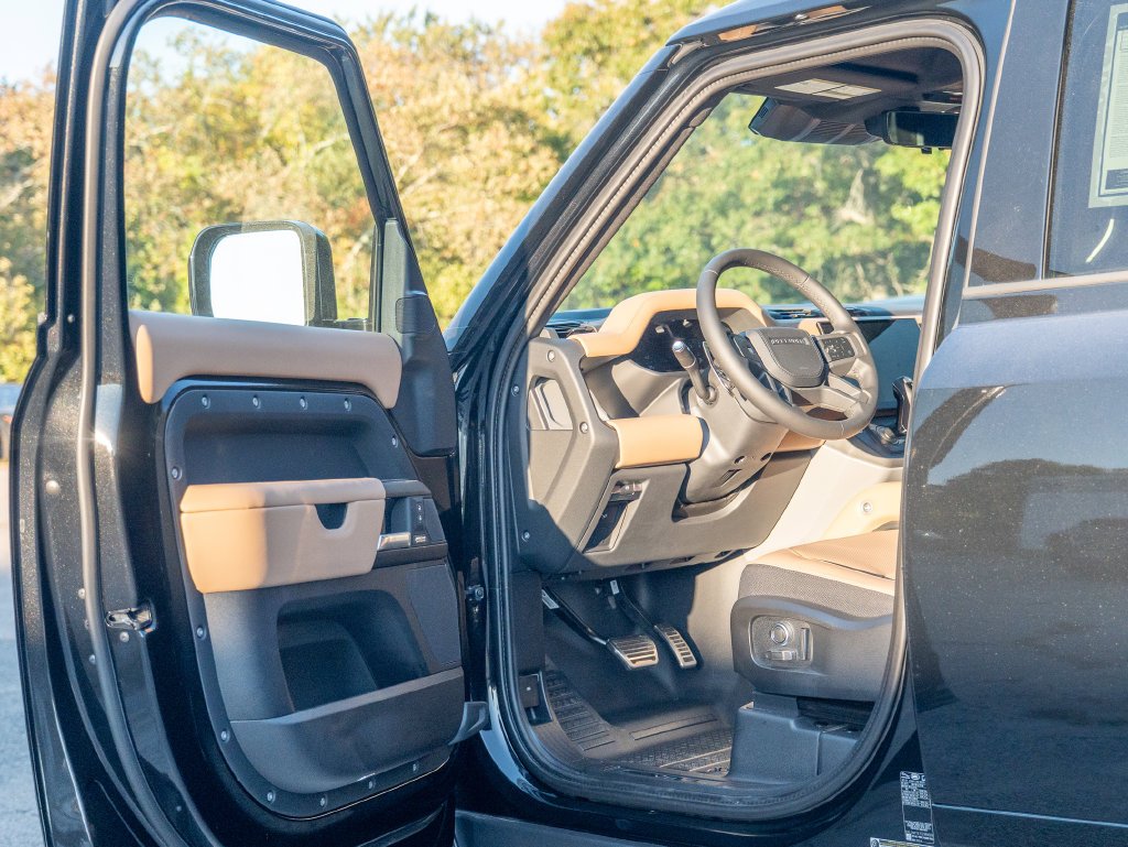 2026 Land Rover Defender V8 - Photo 10