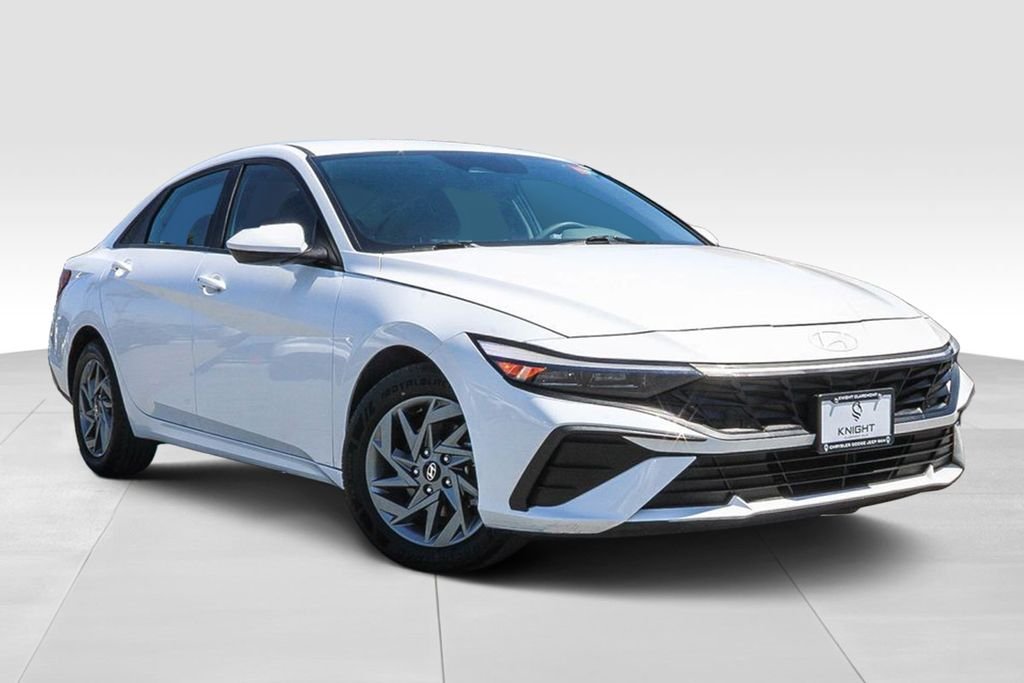 Used 2024 White Hyundai SEL image 2