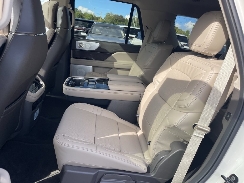 Used 2024 White Lincoln Reserve image 23