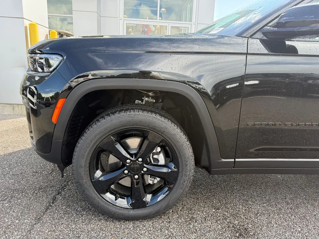 New 2026 Diamond Black Crystal Pearl-Coat Exterior Paint Jeep Limited image 23