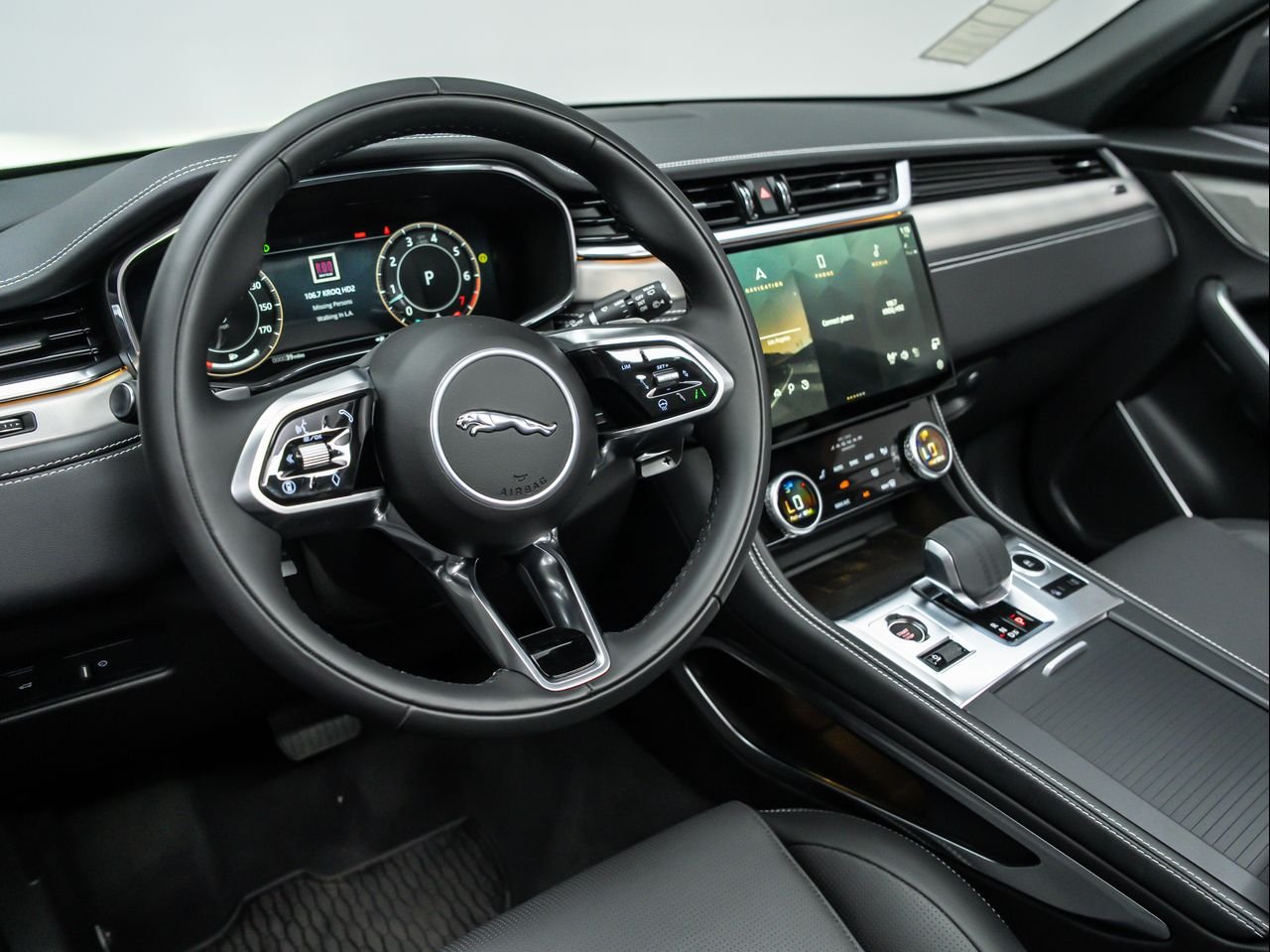 2025 Jaguar F-PACE R-Dynamic S - Photo 17
