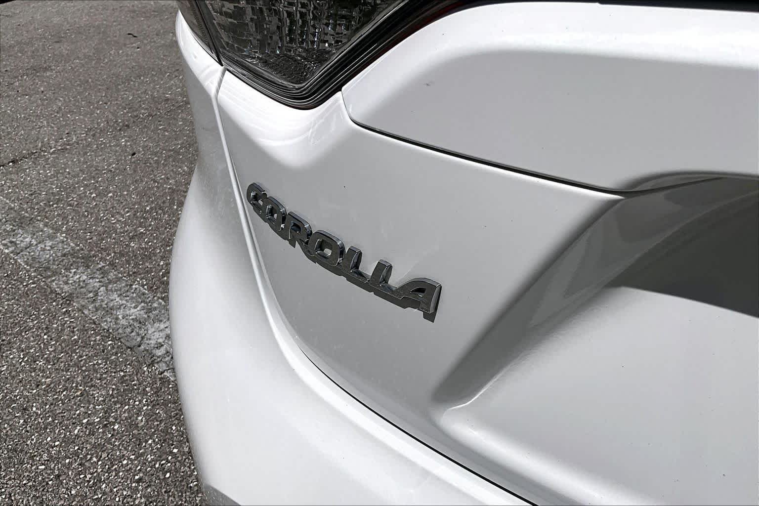 Used 2024 Ice Cap Toyota SE image 10
