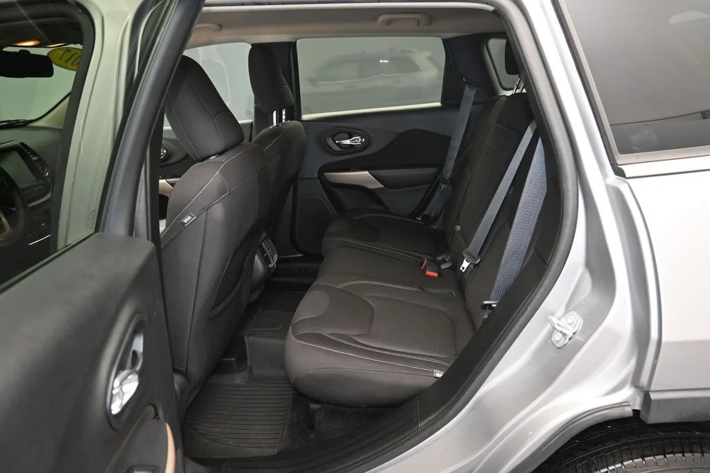 Used 2017 Billet Silver Metallic Clearcoat Jeep Latitude image 14