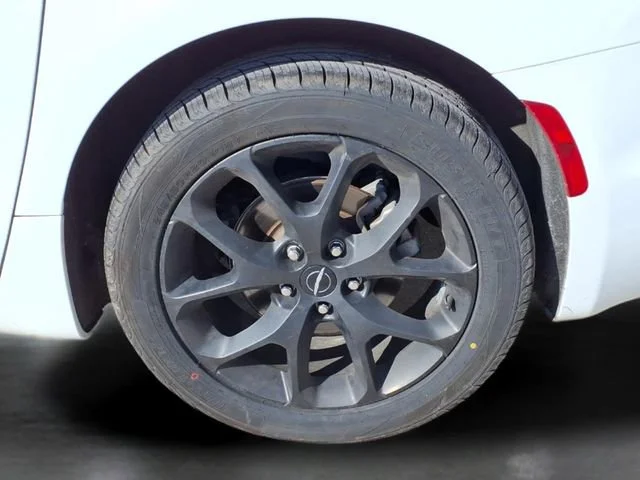 Used 2025  Chrysler Limited image 34