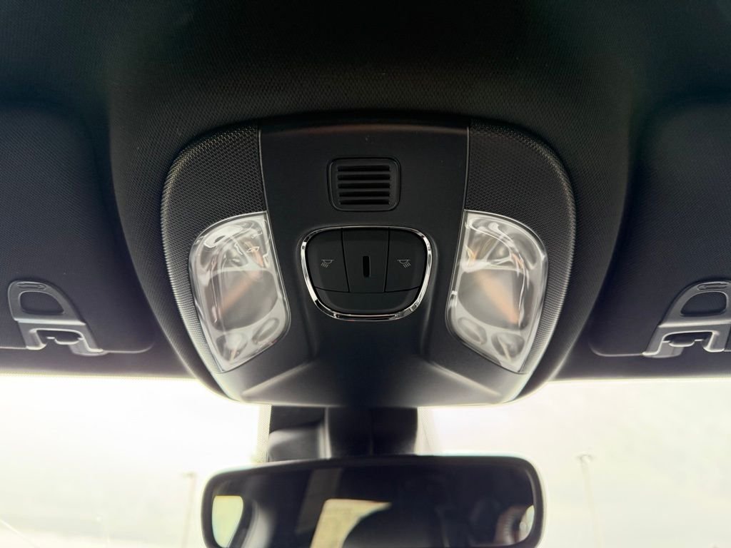 New 2026 Diamond Black Crystal Pearl-Coat Exterior Paint Jeep Latitude image 27