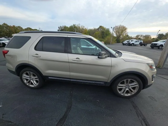 Used 2017 White Gold Metallic Ford XLT image 4