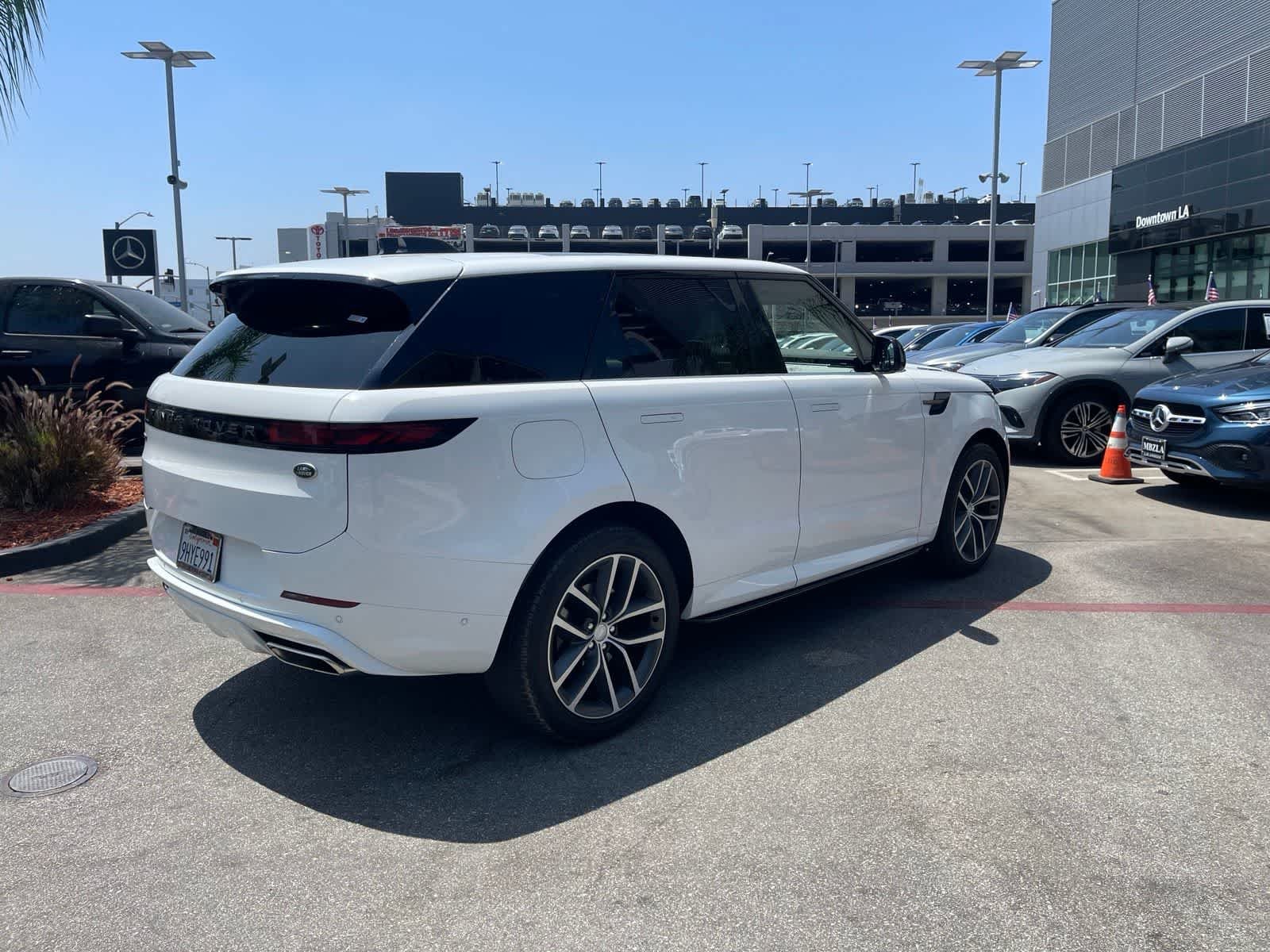 Certified Used 2023 Fuji White Land Rover SE Dynamic image 4