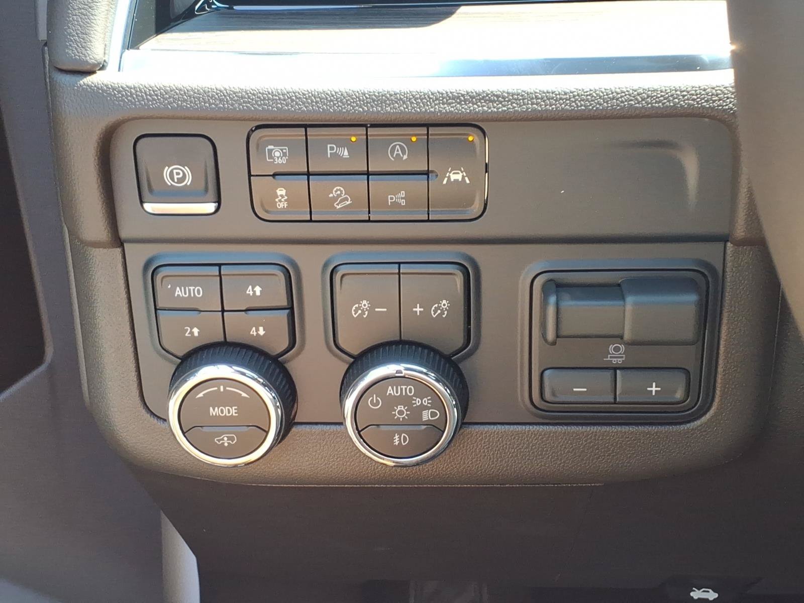 2026 Chevrolet Suburban Z71 - Photo 12