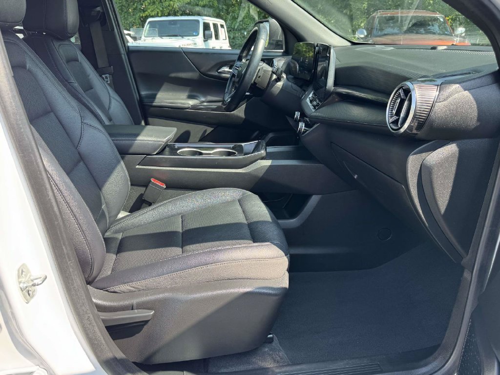 Used 2025 White Chevrolet LT image 15
