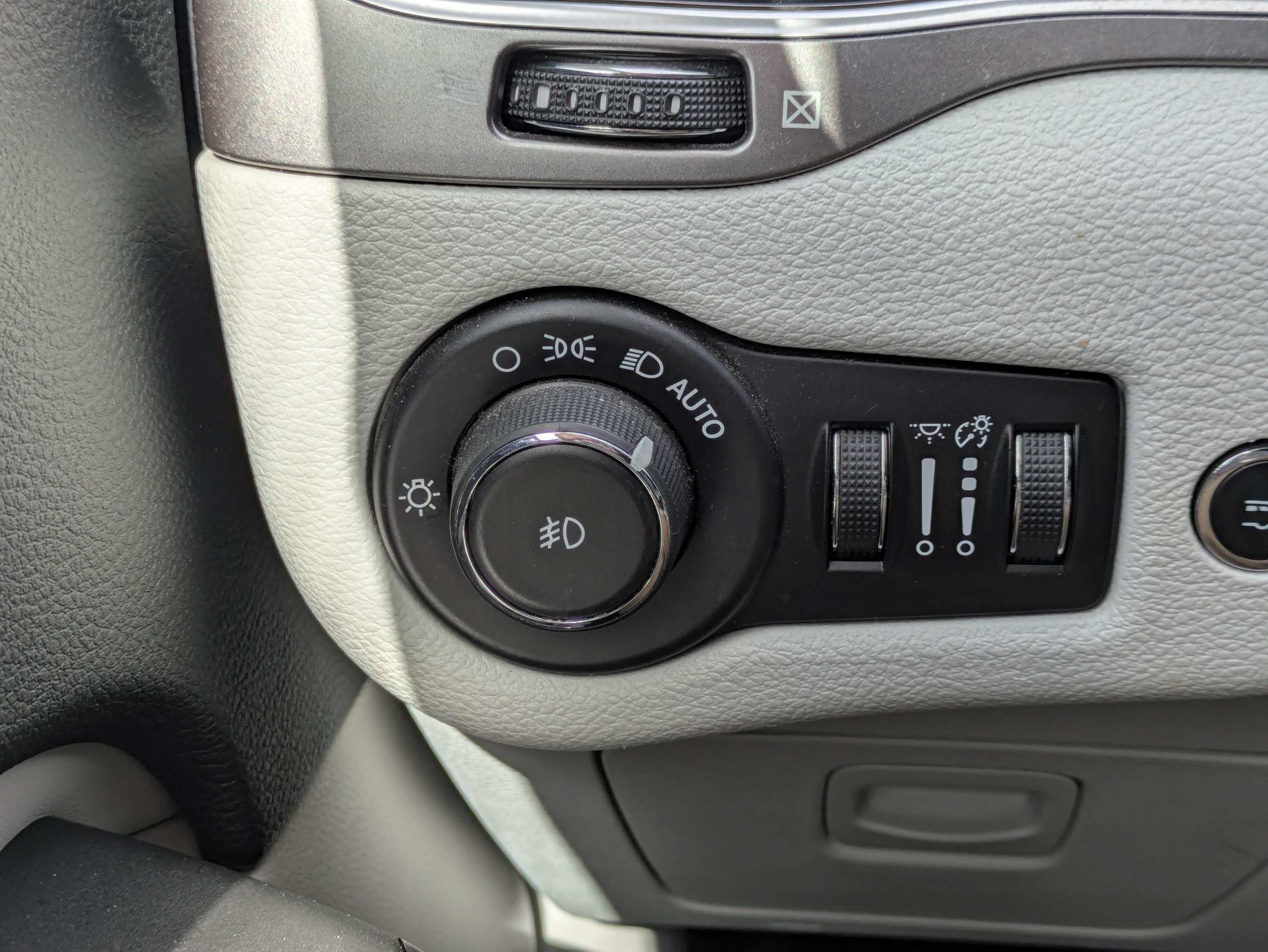Used 2019 Granite Crystal Metallic Clearcoat Jeep Limited image 33