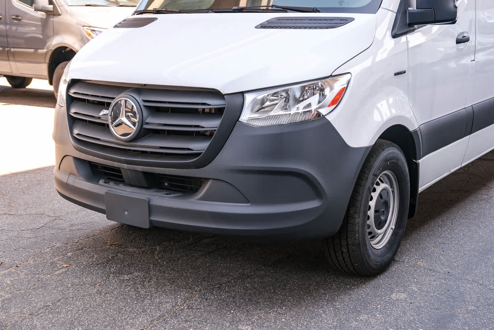 New 2025 Arctic+White Mercedes-Benz Cargo Van 170WB High Roof 113kw Battery RWD SO Mot image 13