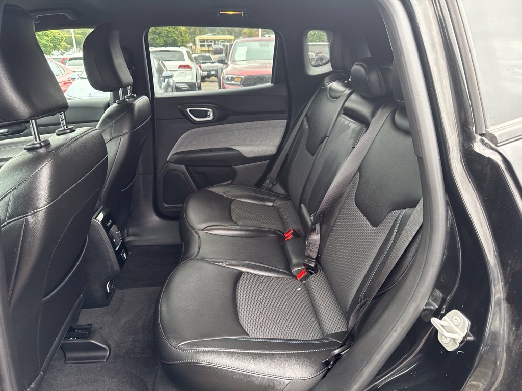 Used 2024 Diamond Black Crystal Pearlcoat Jeep Latitude image 5
