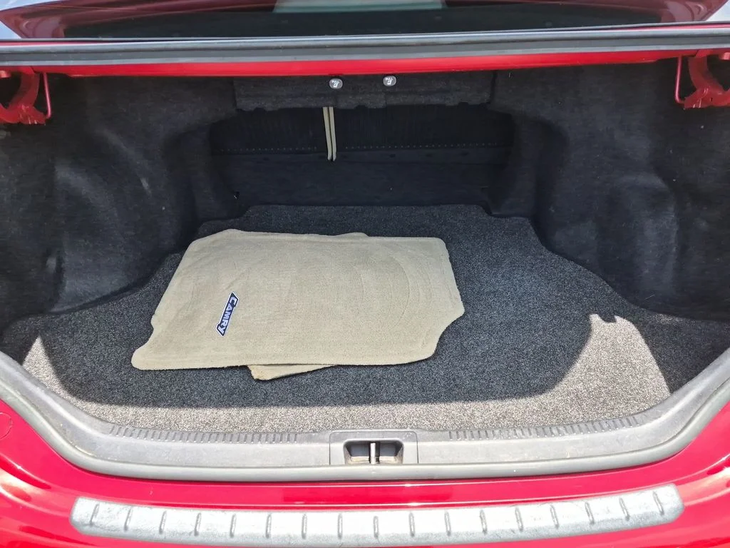 Used 2014 Red Toyota XLE image 21