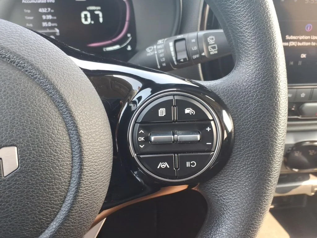 Used 2023 White Kia S image 25