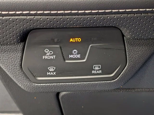 Used 2024  Volkswagen 2.0T SE w/Technology image 12