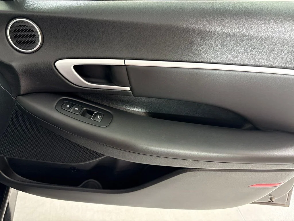 Used 2025 Gray Hyundai SEL image 9