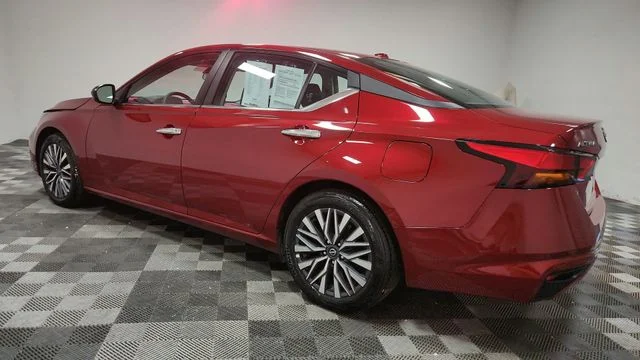 Used 2025 Red Nissan 2.5 SV image 5