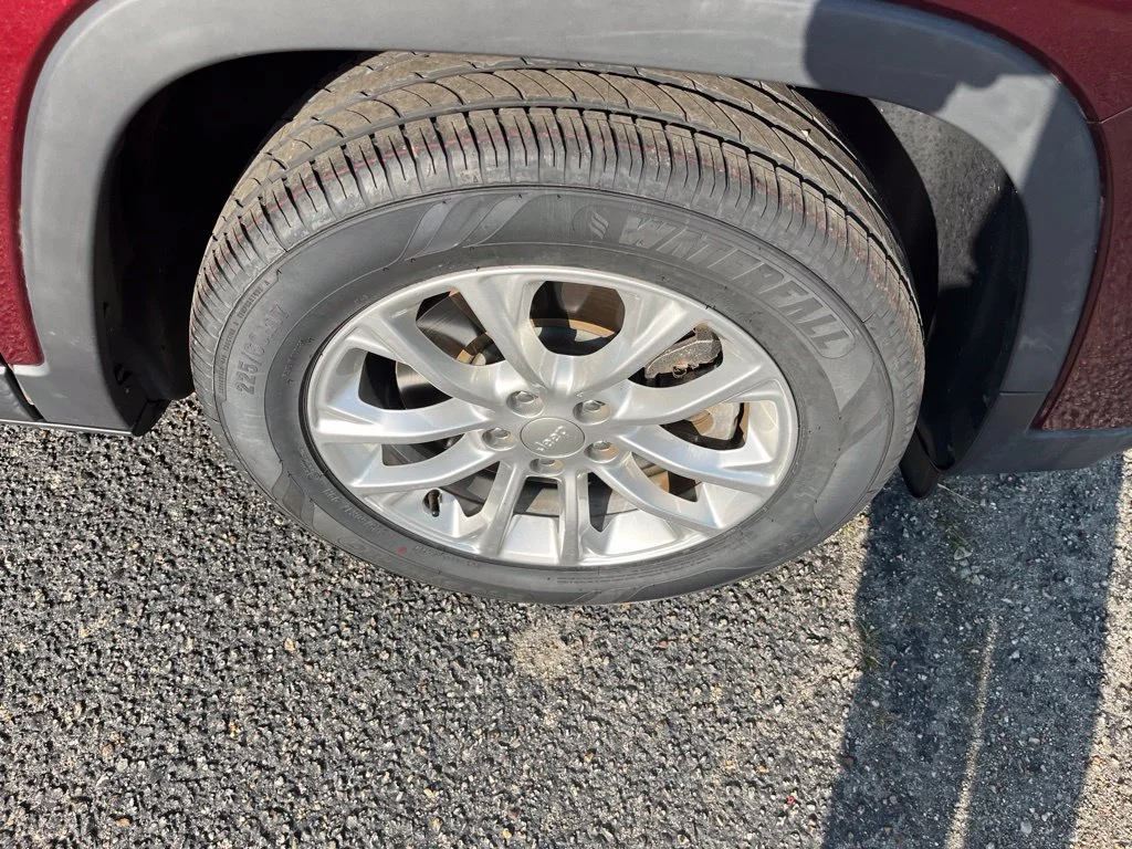 Used 2019 Red Jeep Latitude image 40