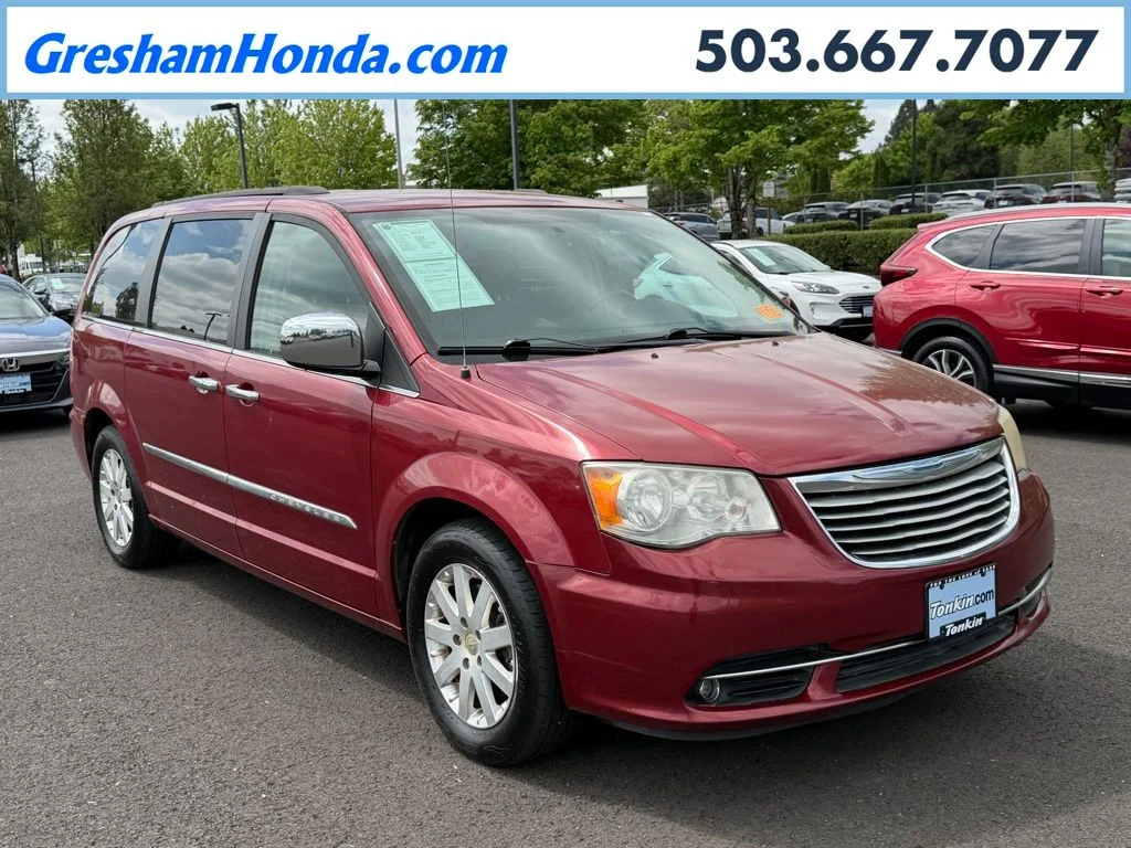 2014 Chrysler Town & Country Touring's photo