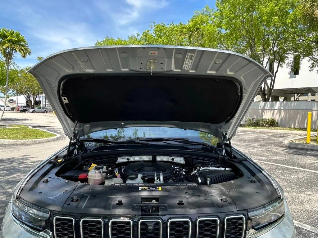 Used 2023 Silver Jeep 4xe image 37
