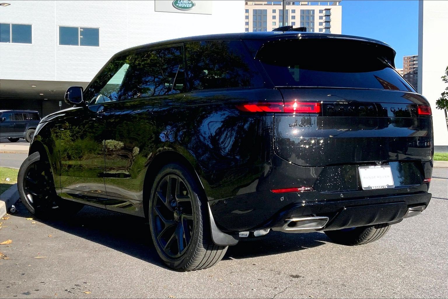 New 2027 Santorini Black Land Rover Dynamic SE P400 image 12