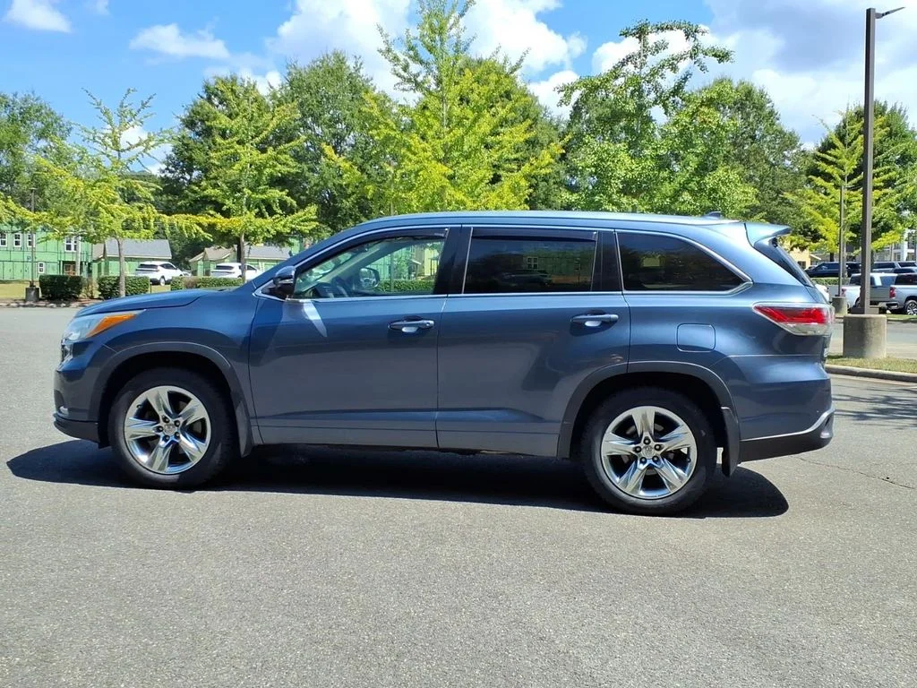 Used 2015 Blue Toyota Limited Platinum V6 image 29
