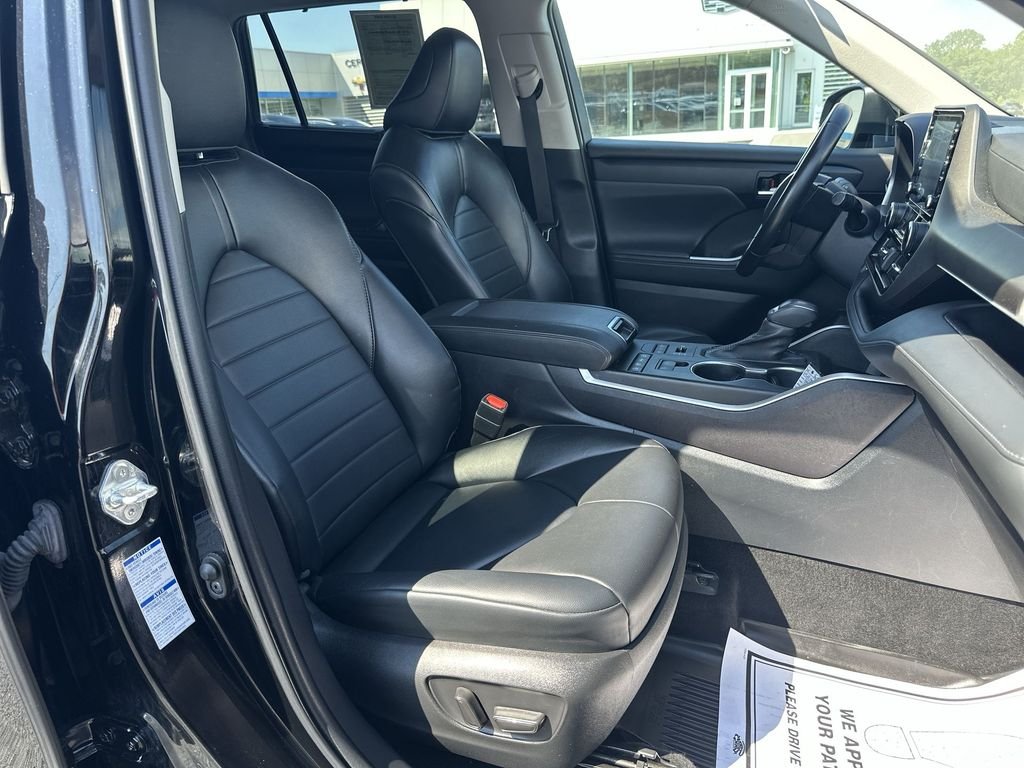 Used 2022 Black Toyota XLE image 31
