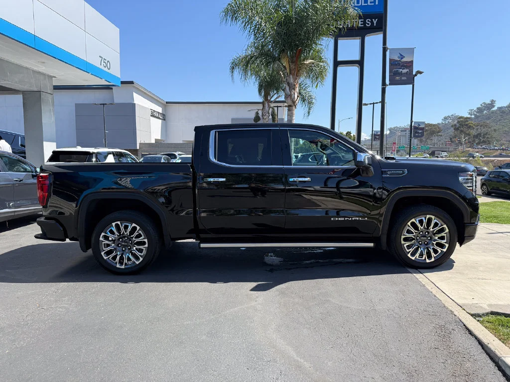 Used 2025 Onyx Black GMC Denali Ultimate image 6