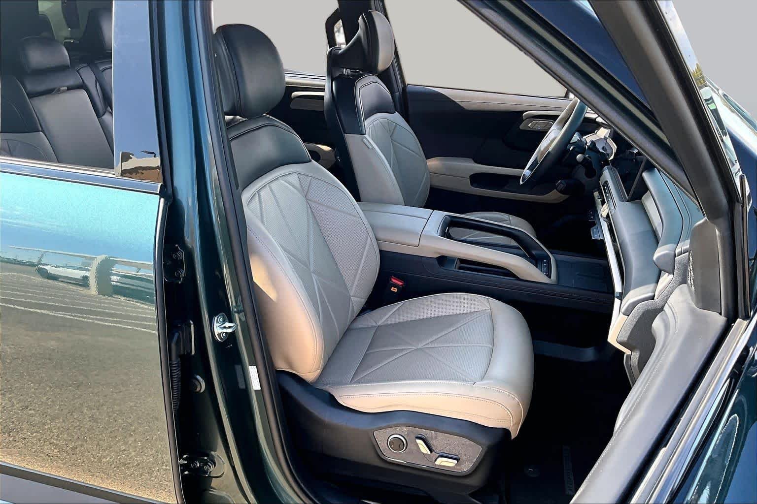 Used 2027 Black Jade Green Kia EX image 9