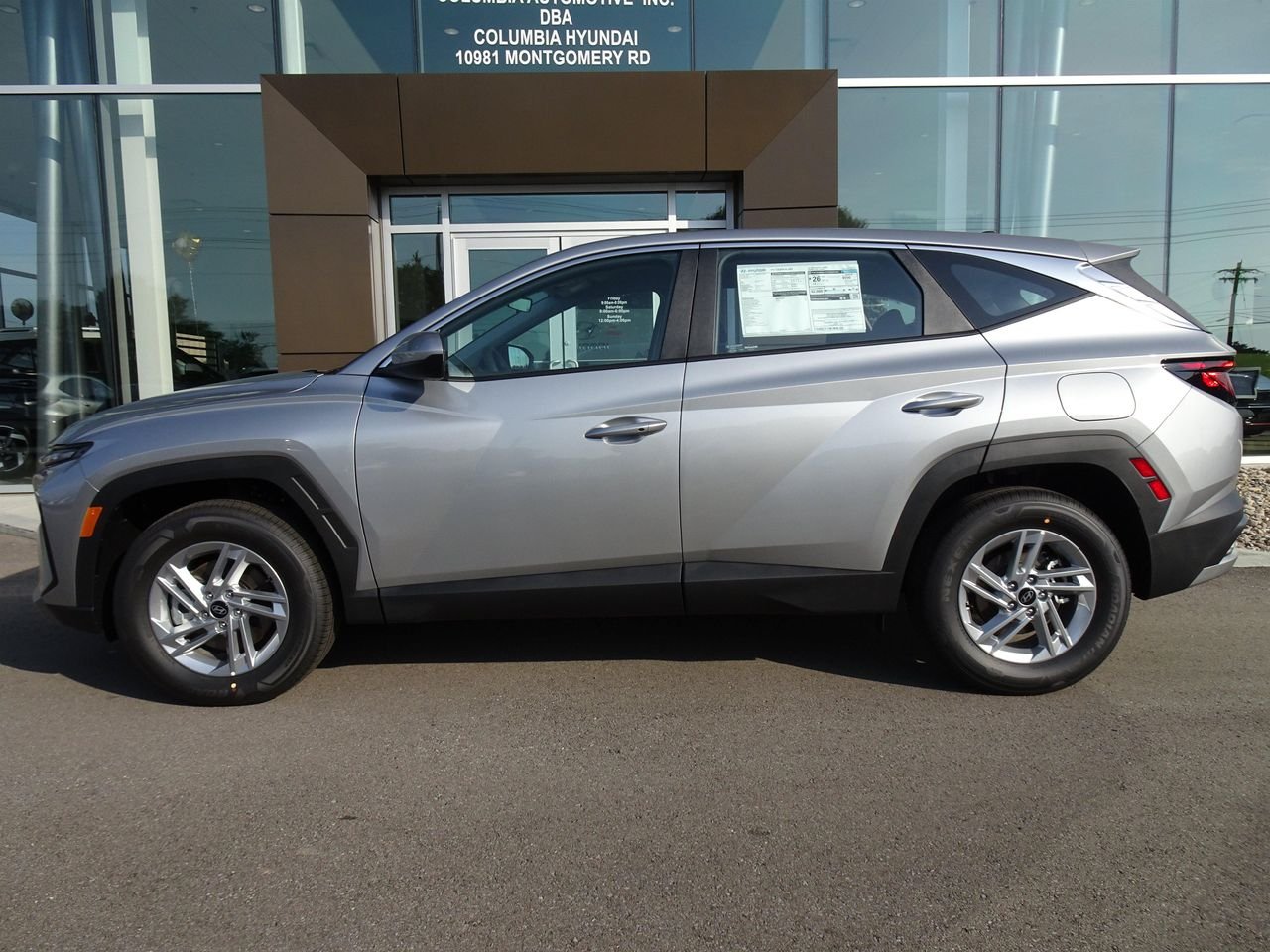 2025 Hyundai Tucson SE - Photo 2